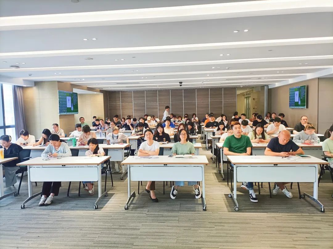 保險(xiǎn)內(nèi)訓(xùn)小雨傘