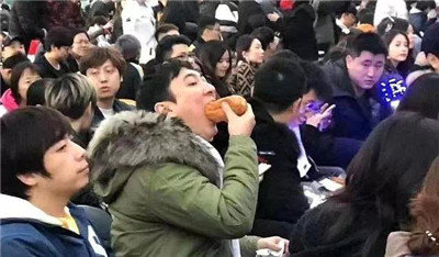 王思聰吃熱狗