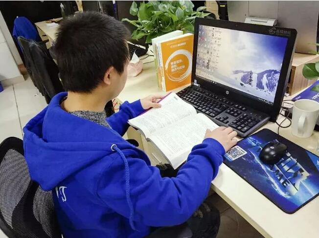 高中畢業(yè)后，我如愿考上中國(guó)的財(cái)經(jīng)院校。