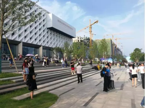 武漢考點(diǎn)--光谷科技會(huì)展中心考試完畢，考生陸續(xù)走出考場(chǎng)