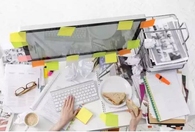 宏觀經(jīng)濟(jì)學(xué)內(nèi)容較多而且較難，相對(duì)比較難拿分