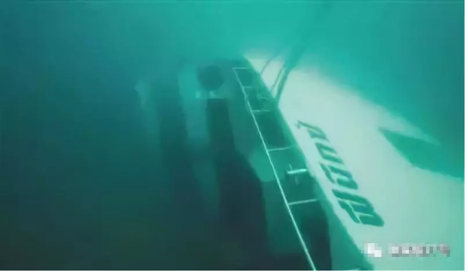 圖為沉沒(méi)的鳳凰號(hào)游船，泰國(guó)救援力量供圖。來(lái)源：新京報(bào)重案組37號(hào)