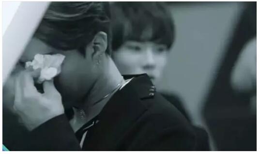 姐弟倆雖然同一個(gè)爸媽，境遇卻是云泥之別