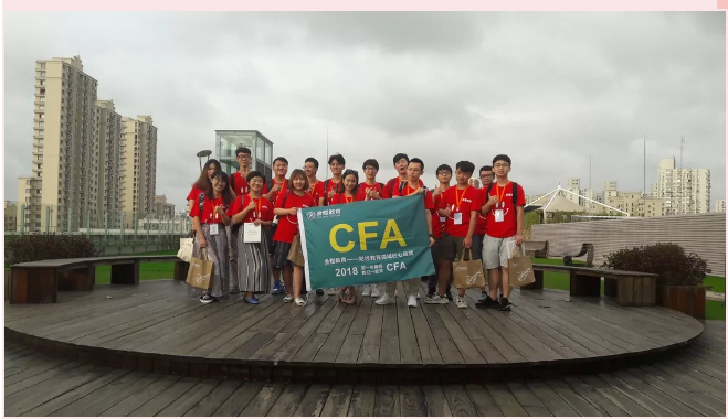 上臺(tái)分享的學(xué)員頒發(fā)獎(jiǎng)品并在諾亞財(cái)富公司的頂樓拍下收獲頗豐的集體照