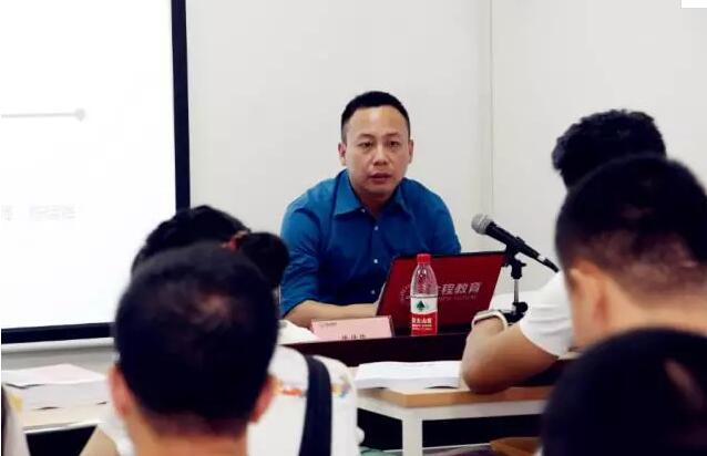 陳老師為大家講解CFA考試