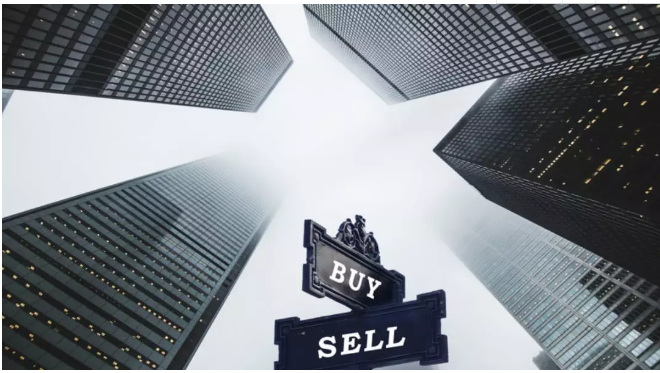 由于的大跌的恐慌以及為了應(yīng)對基金的大量贖回，他做出決定，拋售所有持有的股票