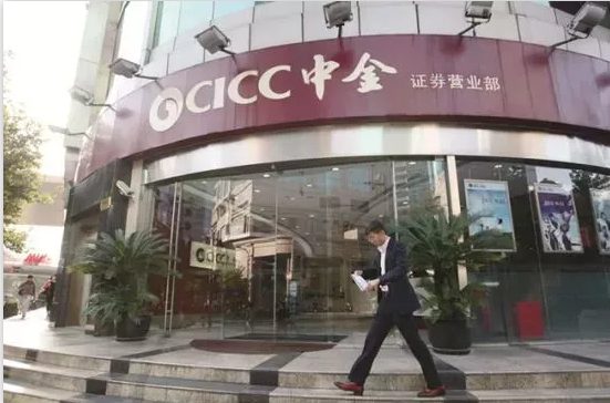 都為渴望進(jìn)入這個(gè)名利場(chǎng)的年輕人敞開(kāi)大門(mén)