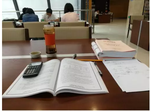 在市圖書(shū)館做原版書(shū)課后題和百題，學(xué)習(xí)氛圍杠杠的