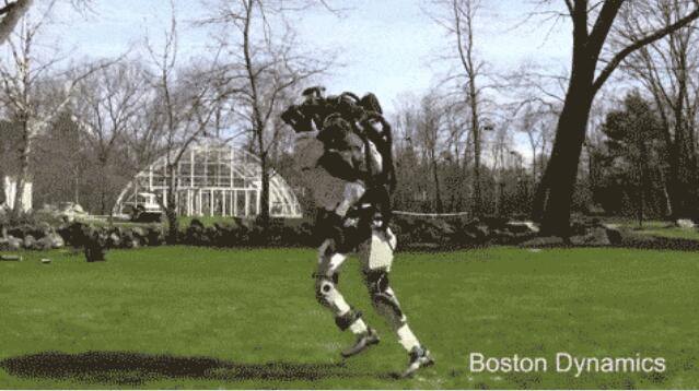 波士頓動力的機器人還學會了跑，而且是在凹凸不平的戶外草地和荒地上奔跑。他們跑起來不僅快，還非常地平穩(wěn)。
