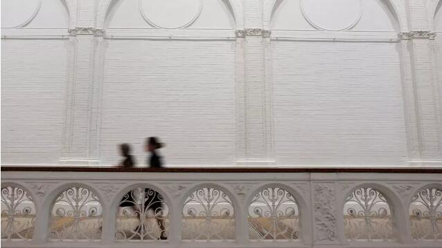 　　起來去接了杯水，回來又看到3個來自項目B行業(yè)組VP的未接電話