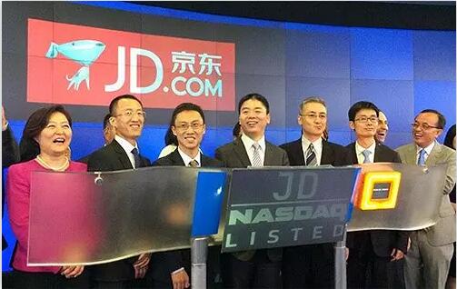 2014年5月，京東在納斯達克上市，徐新與劉強東一起見證了這一歷史性時刻