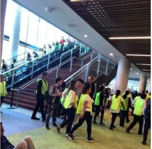 cfa監(jiān)考人員列隊(duì)飄過(guò)