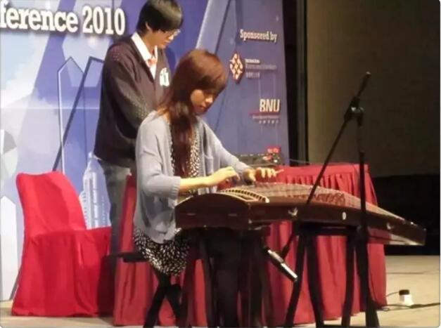 她特許金融分析師 (CFA) 和 國際注冊會計師(ACCA)的考試都是一次過的。