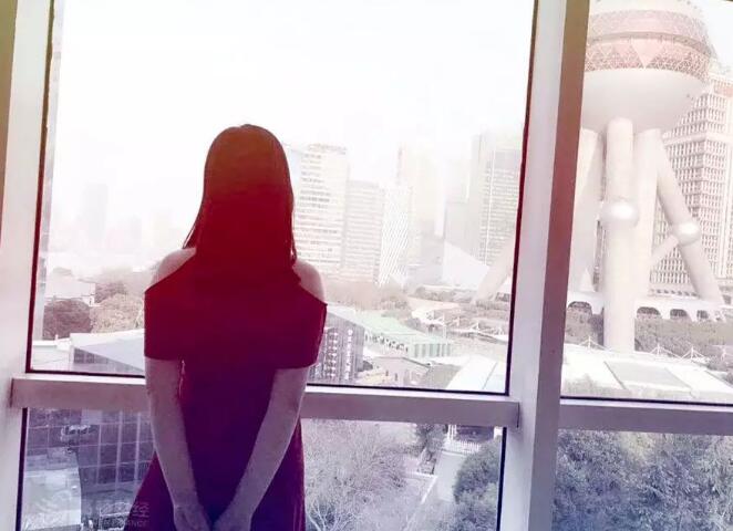 小路的工作相當(dāng)忙碌，作為在咨詢機(jī)構(gòu)上班的精英人士，小路常常沒有周末可言，因此也格外地珍惜每個(gè)假期