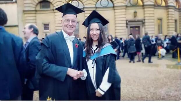 她回憶了那段慘痛的經(jīng)歷，形容考前的復習資料“堆起來比寫字臺還高