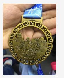 一位是年初通過(guò)了司法考試）的激勵(lì)，讓自己決定要挑戰(zhàn)一下自己，逼自己一次。