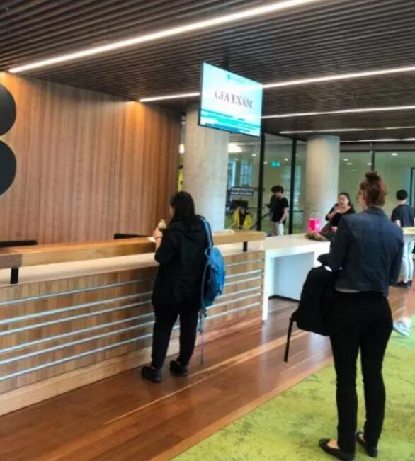 咨詢登記處就在進(jìn)門處，很好找