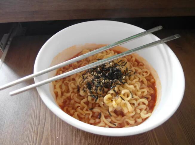 與此同時，需要看到的是，“消費降級”這個詞能在短時間內(nèi)受到關(guān)注，也有一定的現(xiàn)實原因。