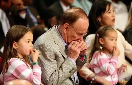 鄧文迪并未享有任何公司的股票和表決權(quán)。