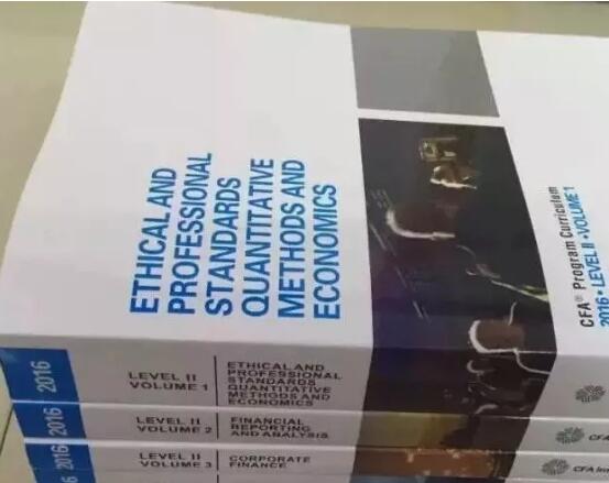 我報考CFA二級時購買了紙質(zhì)版教材，收到時被它的厚度嚇得腿軟，搬都搬不動