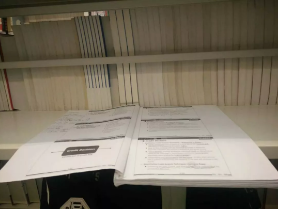 圖書館沒位子的我，為了不落下學(xué)習(xí)進(jìn)度，只能站著學(xué)了