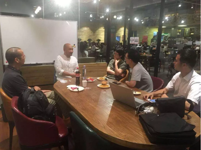 金程教育資深培訓(xùn)師、FRM明星導(dǎo)師梁老師和學(xué)員交流