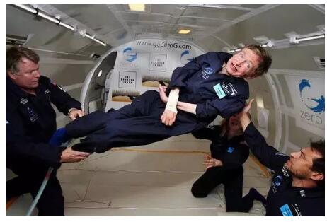 這位積極好動的癱瘓名人還多次參與各種演出和活動