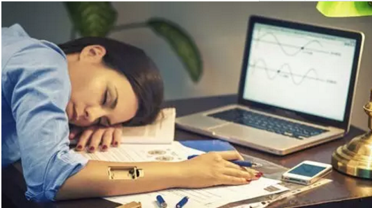 然而現(xiàn)實是殘酷的，客戶并不是蜚聲業(yè)內(nèi)的跨國巨擘，可能一個逐漸沒落行業(yè)的公司，準備掛三板；工作內(nèi)容也不是與行業(yè)大佬談笑風生，可能就是復印整理數(shù)據(jù)畫PPT