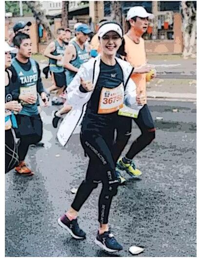 譚維維還去跑了半馬