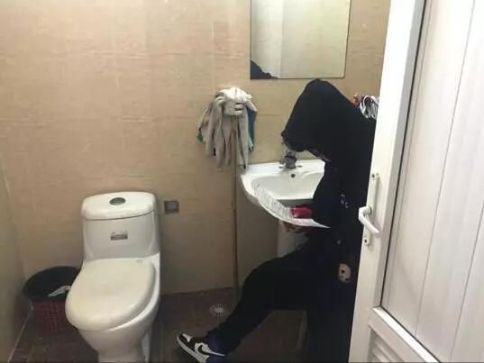 大四男生“包下”廁所苦讀考研，每天只睡不到6小時