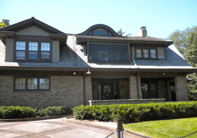 沃倫·巴菲特在1958年花了31000美元買下了這棟房子?，F(xiàn)在估計(jì)價(jià)值65萬美元。他今天還住在里面