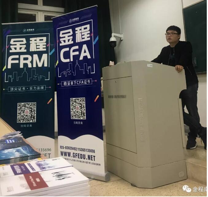 在與同學(xué)們的互動中，愉快的結(jié)束了此次的講座