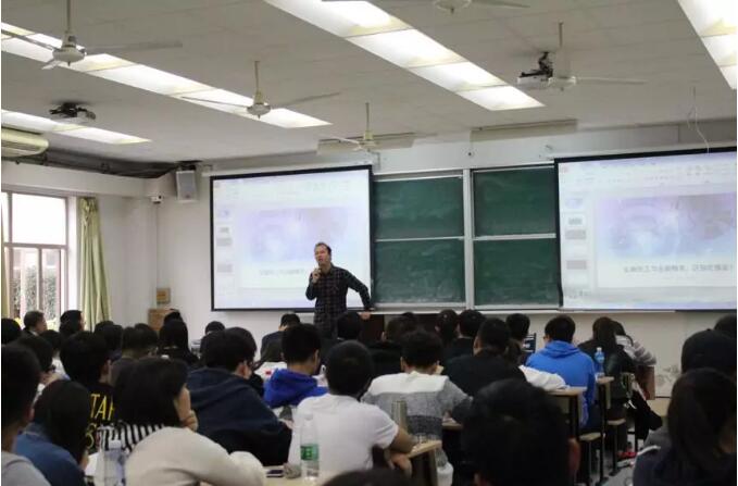 風(fēng)趣幽默地幫助同學(xué)們了解職業(yè)生涯發(fā)展所需要儲備的軟實力與硬實力。