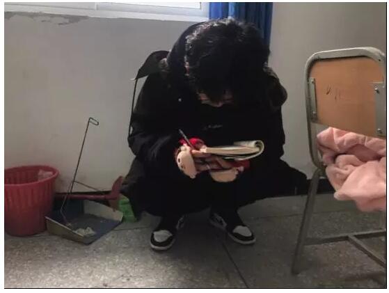 當(dāng)時兜里就揣了1000元，500左右的火車票，剩下的500就省著花