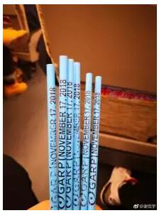 　像5月份的綠色鉛筆，活力滿滿。這次考試的鉛筆是藍色的，恬靜舒適，可以說很夢幻了呢