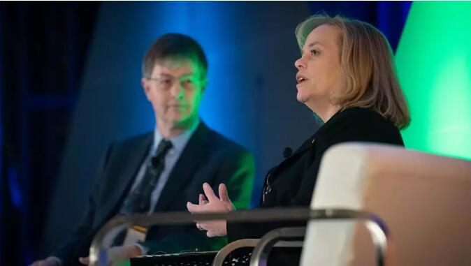 美國貨幣監(jiān)理署操作風(fēng)險(xiǎn)副署長貝絲·杜根出席全會