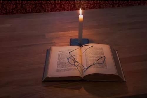 我總是拿以上這些去安慰她，但卻發(fā)現(xiàn)適得其反，我安慰她的話反倒成了她新的負(fù)擔(dān)。