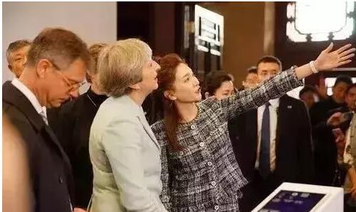 一個(gè)演員在這樣的政治場合都能做到游刃有余，真的是給國人長臉了