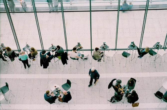 而德國、法國和英國的平均工作時間分別只有 1371、1482、1674 小時