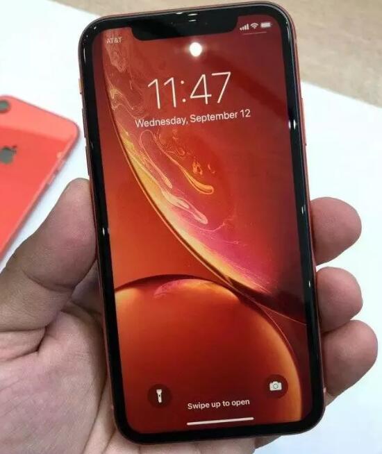 從真機(jī)圖中，你就能看到這款機(jī)器在觀感和質(zhì)感上與 iPhone Xs 的差距。