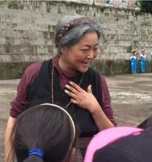 　甚至還有滿頭白發(fā)，粗糙的手。