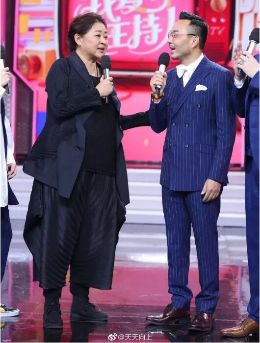 之前，倪萍阿姨經(jīng)常作為反面教材出現(xiàn)，體態(tài)臃腫、老態(tài)。