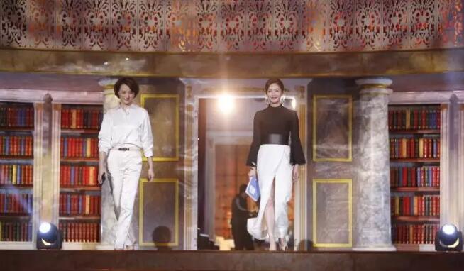 與董卿一同站在朗讀者的舞臺上，相得益彰，標(biāo)志性的紅唇更平添了幾分柔軟與嫵媚。