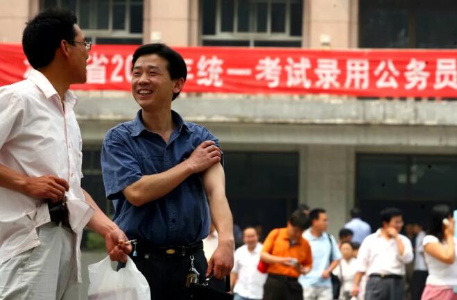 在國家機關(guān)的公務員招考里，三十五歲是邁不過去的門檻