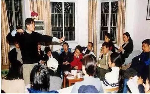 創(chuàng)業(yè)伊始，馬云自己和身邊的伙伴，正是三十多歲年紀。